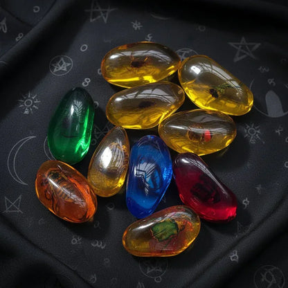 Glow Amber Insect Pendant - Sorceress Sanctuary Kim Po-color mixing