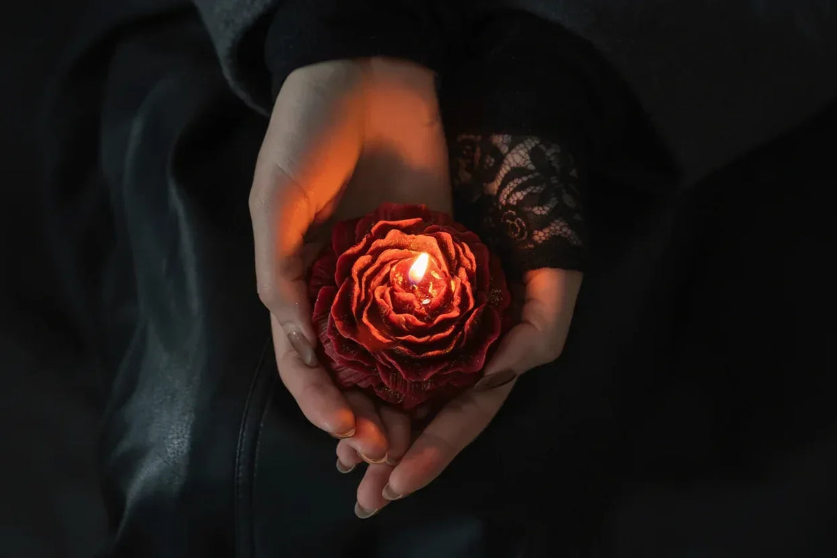 Peony Rose Candle - Sorceress Sanctuary Gardenia-Ebony Rose-Snow Mountain Pine Forest-Peach Oolong-English Pear Freesia