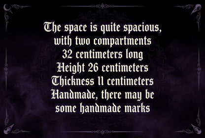 A white background with black text listing dimensions and characteristics of a space: 32 centimeters long, 26 centimeters high, 11 centimeters thick, and noting possible handmade marks.